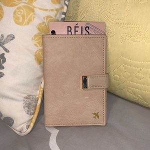 Béis Passport Holder in Beige